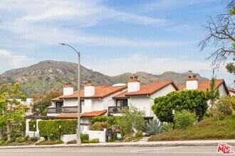 Building Photo - 1559 Palisades Dr