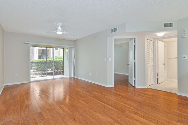 Building Photo - NOW AVAILABLE - Updated 1st Floor Condo in Bonita!