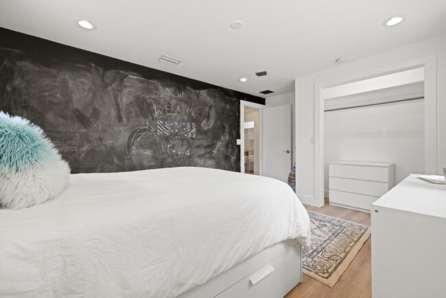 Building Photo - 425 10th Ave