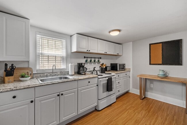 Building Photo - 23 Portsmouth Ave