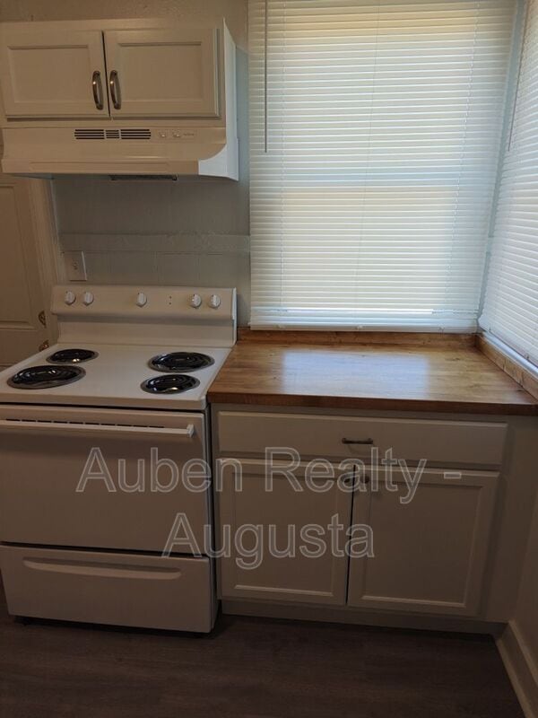 Building Photo - 2125 Kennedy Dr