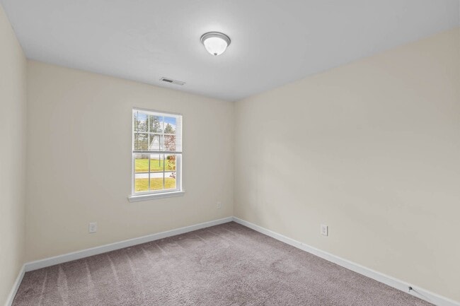 Building Photo - 3 Bedroom 2 Bathroom Home