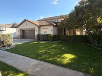 Building Photo - Lovely 5 Bedroom Home