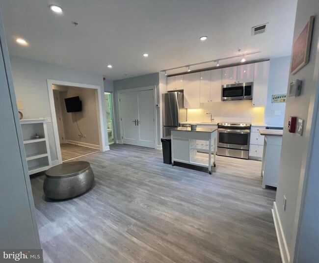 Building Photo - 1209 G St SE