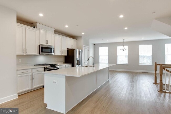 Building Photo - 8369 Meadowood Dr