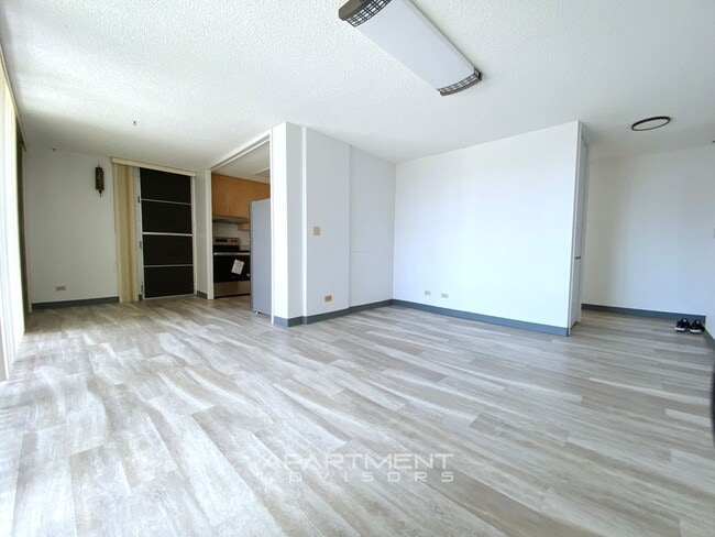 Building Photo - RENOVATED! 2 BED / 2 BATH / 1 PRK! CONVENI...