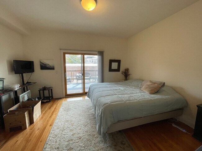 Building Photo - Very Spacious 5 BR/3 BA Duplex in Lincoln ...