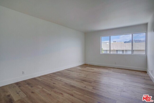 Building Photo - 435 N Oakhurst Dr