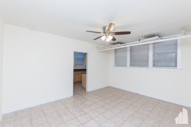 Building Photo - 4951 N Oakley-3