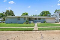 Building Photo - Modern-Charm in Edmond's "Village"!