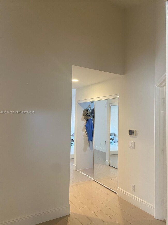 Building Photo - 659 Verona Pl