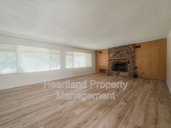 Building Photo - 778 N Glen Oaks Dr