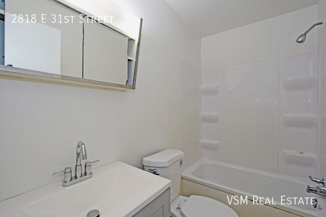 Building Photo - Spacious 2-Bedroom Upper-Level Unit - Avai...