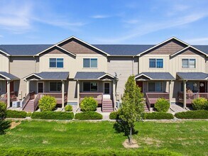 Building Photo - 2 Bedroom 2.5 bathroom Townhouse in Greeley