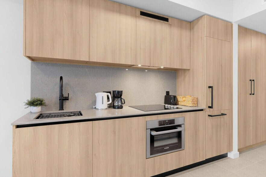 Building Photo - 501 NE 1st Ave