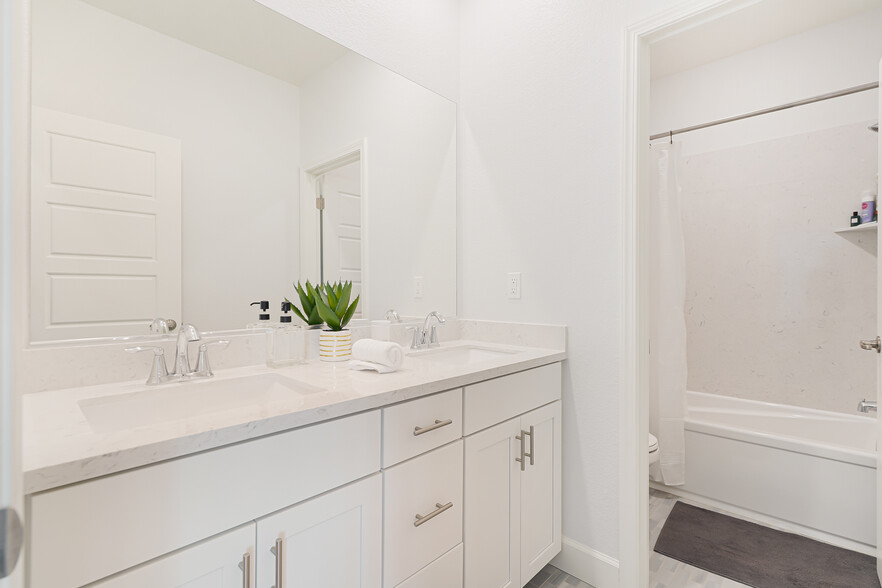 Upstairs bathroom w/ double vanity and separate toilet/shower room. - 5919 Lakestone Dr