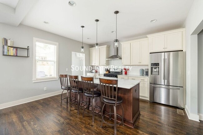 Building Photo - 606B Eastboro Dr