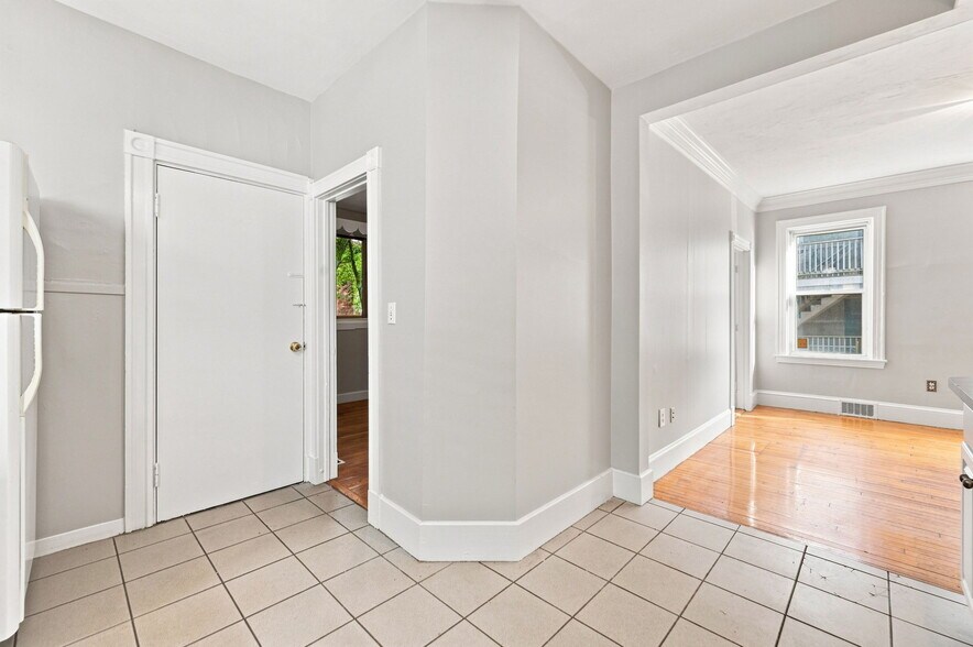 Building Photo - 147 Murdock St