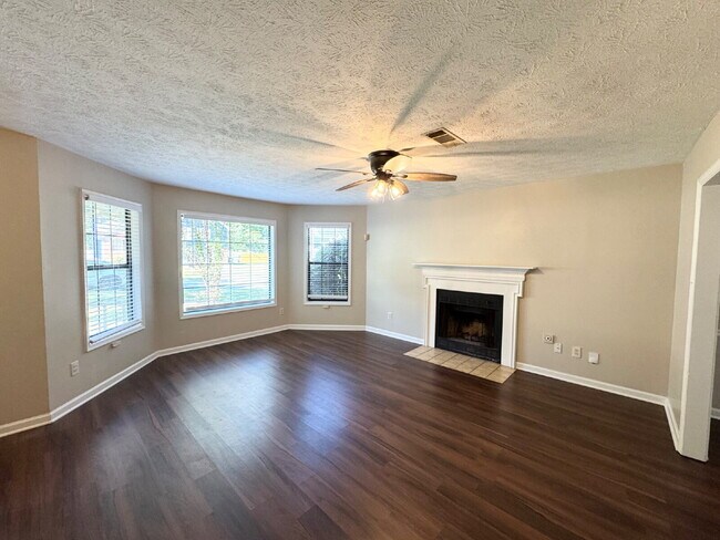 Building Photo - [NEW PRICE] Spacious 4 Bed / 2.5 Bath home...