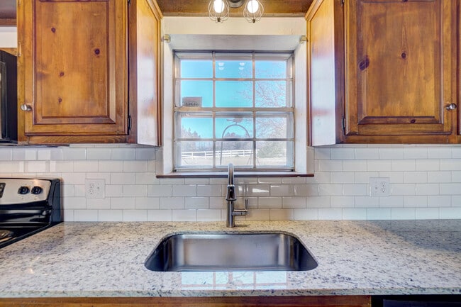 Building Photo - Beautiful 2 bed Ranch style home on 5 acres!