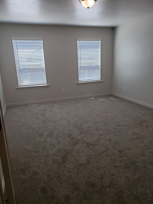 Building Photo - Spacious Spanish Fork Townhome