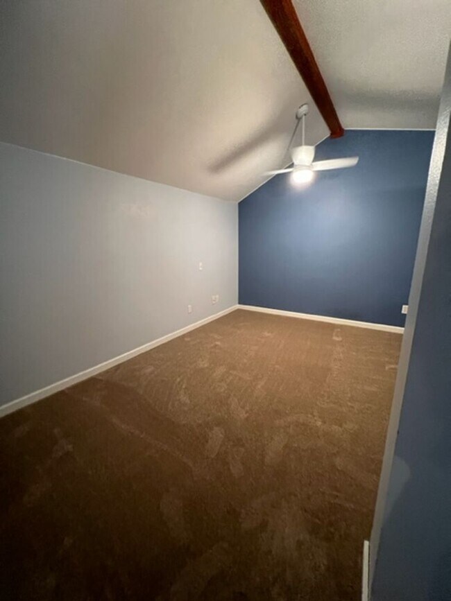Building Photo - 3BD 2BA 2CAR Garage Townhouse located in L...