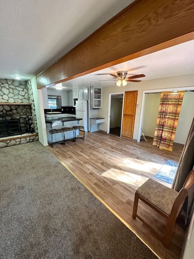 Building Photo - Single level home w/ 3Bd and 2 Ba! Availab...