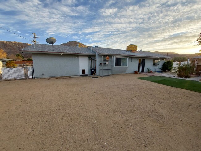 Building Photo - Cozy 2 Bedroom w/ Den close to JTNP