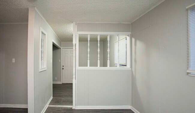 Building Photo - 715 Rose Ln