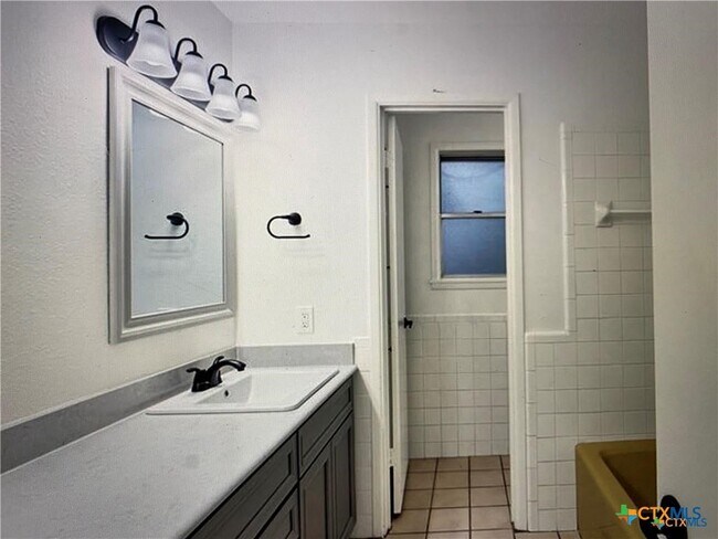 Building Photo - 1250 E Common St