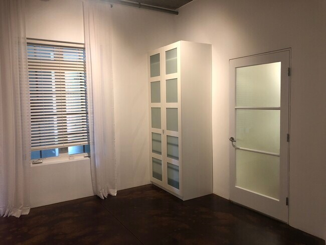 Building Photo - 2064 Herschel St