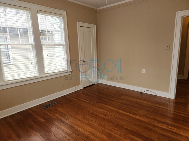 Building Photo - **Lease Pending** Addorable Newly Updated ...