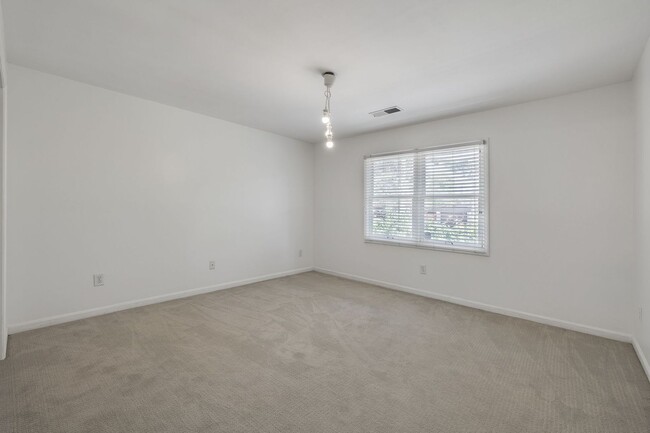 Building Photo - Available Now! Franklin End Unit Townhouse...