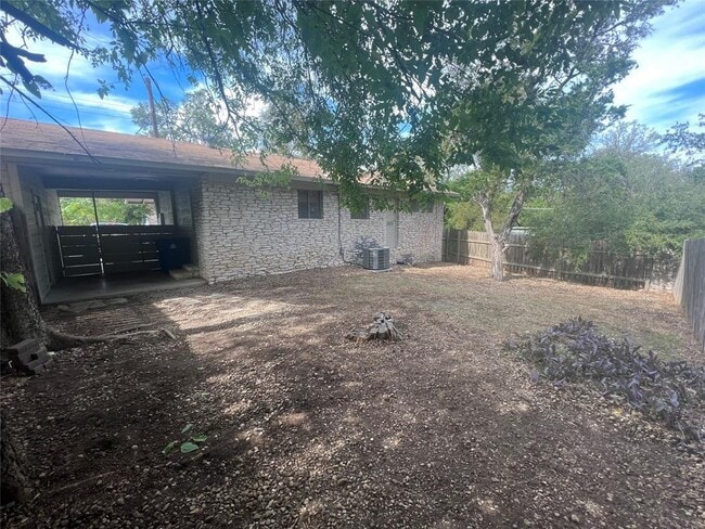 Building Photo - 907 Possum Trot St