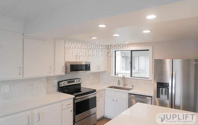 Building Photo - Spacious Townhome Just Minutes from the Be...