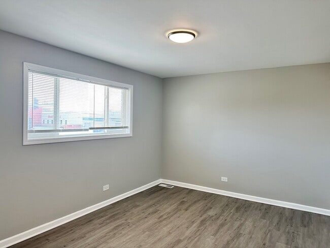 Building Photo - 1721 E Roosevelt Rd