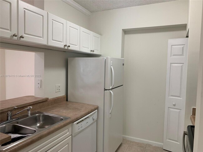 Building Photo - 17150 N Bay Rd