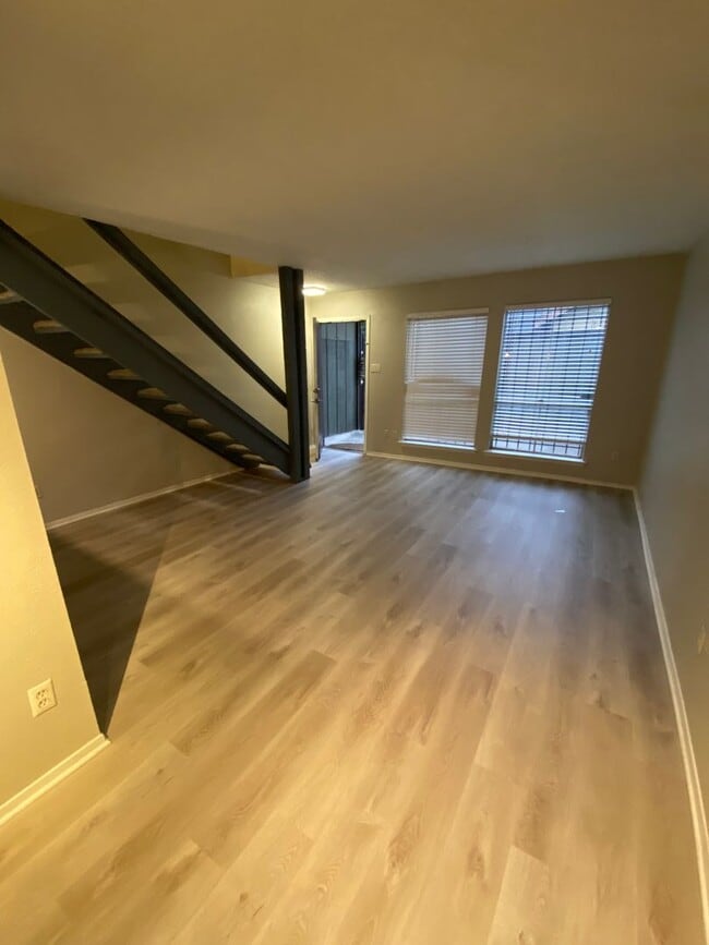 Building Photo - 4634 Country Creek Dr