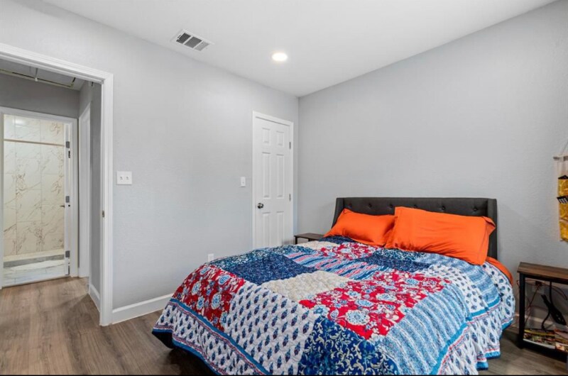 Building Photo - 9413 Clinton Dr