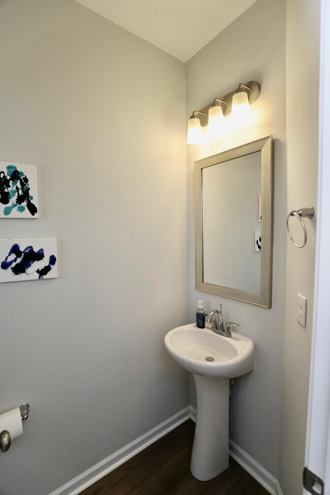 Building Photo - 1052 Ashcroft Cir