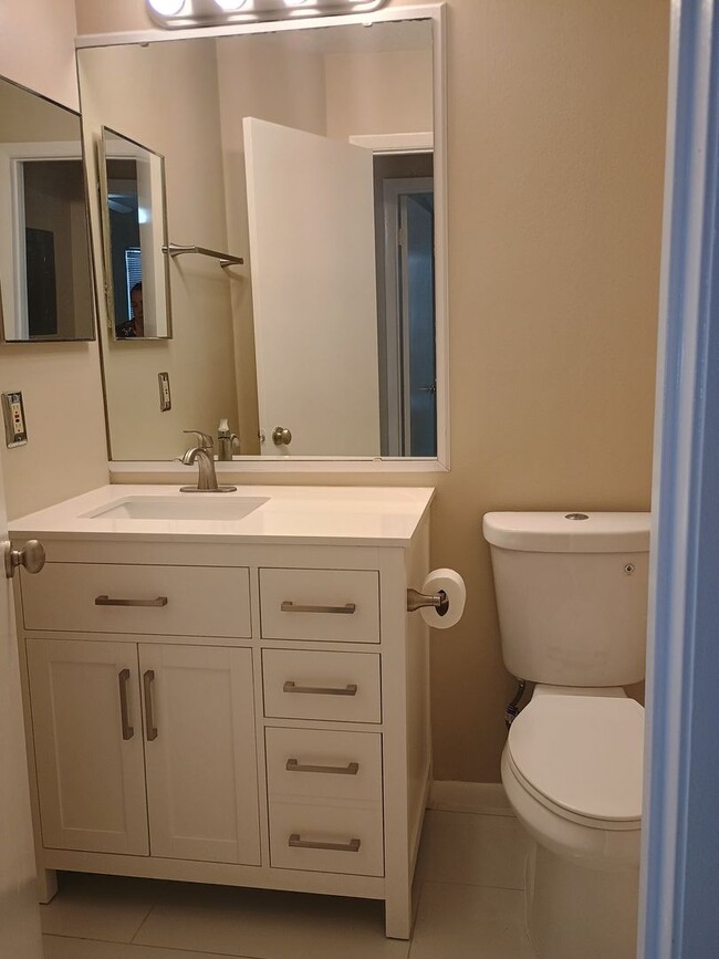 Building Photo - Upgraded 2/2 condo near UCF
