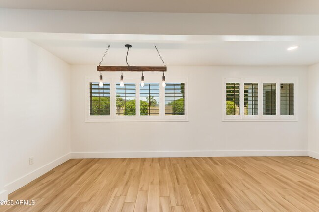 Building Photo - 1028 E Manzanita Dr