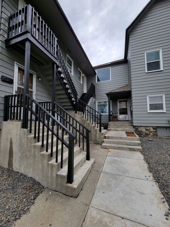 Building Photo - PERFECT LOWER SOUTH HILL STUDIO CLOSE TO H...