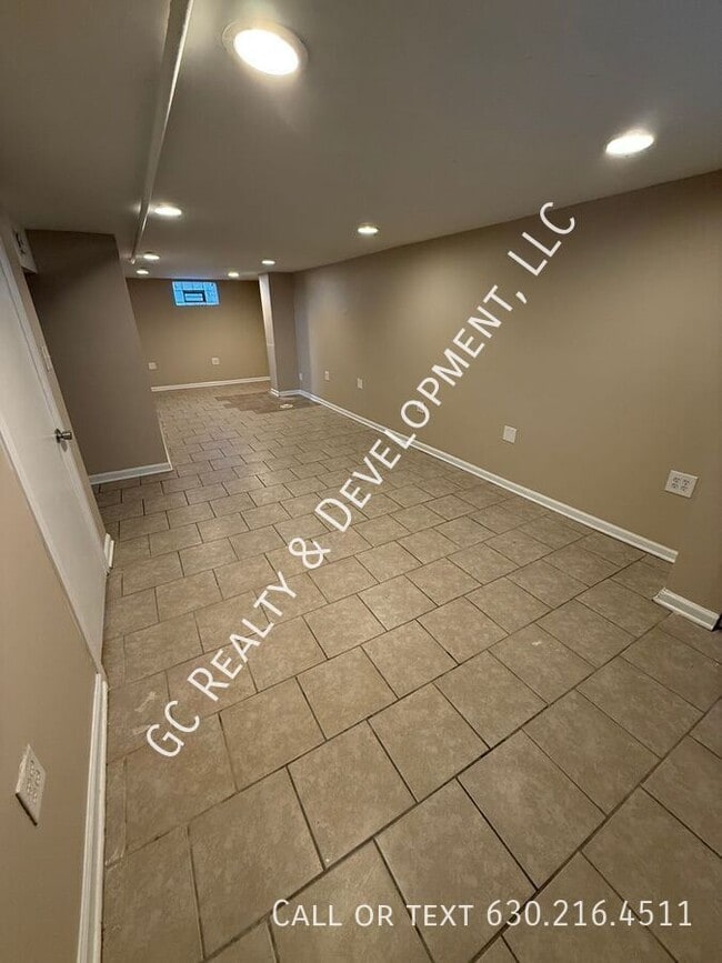 Building Photo - 9906 S Clyde Ave