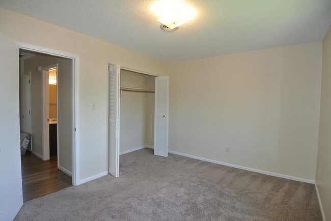 Building Photo - 1729 Elmwood Dr