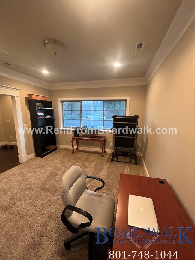 Building Photo - Spectacular 3 bed 2.5 bath in Highland