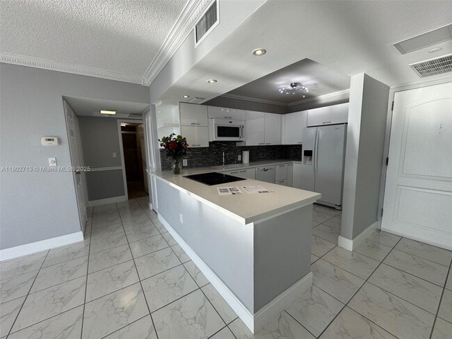 Building Photo - 3625 N Country Club Dr