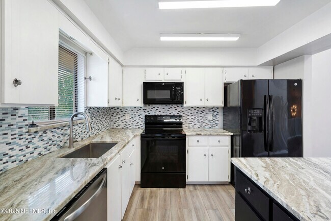 Building Photo - 17 Clinton Ct S