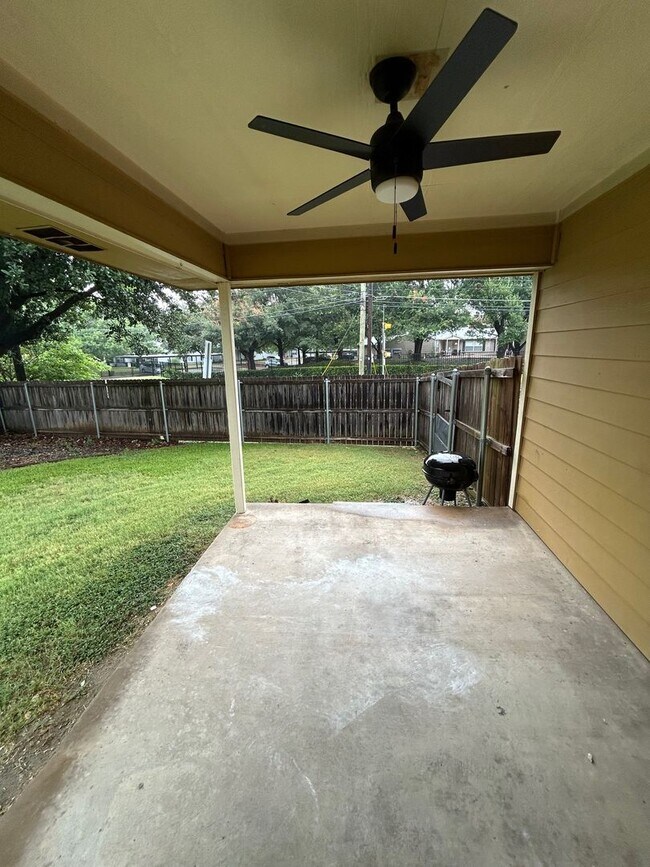 Building Photo - Updated Midway Corner Lot