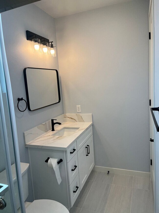Building Photo - 3 Bedroom/ 3 Bathroom Home in Huntington B...
